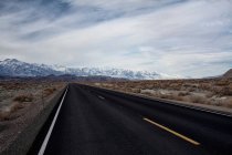 Serra Nevada montanhas e estrada rural — Fotografia de Stock