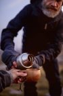 Escursionista versando il caffè nella tazza amici — Foto stock