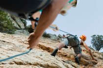 Scalatori che scalano ripide pareti rocciose — Foto stock