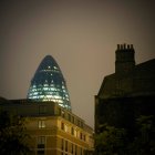 Огірка-корнішона будинку в нічний час, Лондон, Великобританія — стокове фото