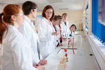 Students and teacher in chemistry lab — Stock Photo