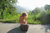 Femme fermeture sac à dos sur la route rurale — Photo de stock