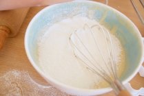 Fouetter dans un bol à pâte — Photo de stock