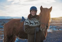 Жінка посміхається з конем на відкритому повітрі — стокове фото
