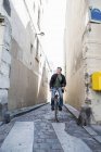 Mi homme adulte cyclisme sur la rue pavées étroites, Paris, France — Photo de stock