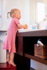Tout-petit fille se lave les mains — Photo de stock