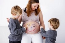 Crianças desenhando em mãe grávida — Fotografia de Stock