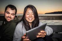 Paar nutzt Tablet-Computer im Freien — Stockfoto