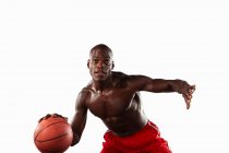 Чоловік грає в баскетбол ізольовано на білому тлі — стокове фото