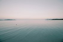 Bateau naviguant dans le lac tranquille — Photo de stock
