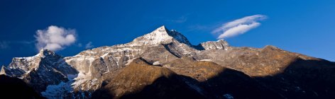 Сніговий гірський масив і блакитне небо — стокове фото