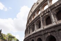 Vista de bajo ángulo del Coliseo en Roma - foto de stock