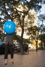Vorderseite der Geschäftsfrau mit blauem Luftballon — Stockfoto