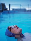 Homme nageant dans les lunettes — Photo de stock