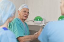 Хірурги миють руки перед операцією — стокове фото