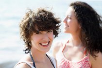 Жінки посміхаються разом на відкритому повітрі — стокове фото