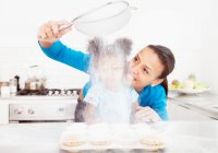 Mother and daughter baking together — Stock Photo