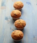 Muffin sul tavolo di legno — Foto stock