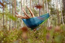 Femmes se détendre dans un hamac en forêt — Photo de stock
