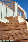 Primo piano del legno impilato in cantiere — Foto stock