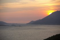 Захід сонця над горами і морем — стокове фото