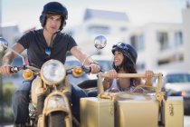Пара їде на мотоциклі — стокове фото