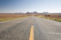 Straße durch das Monument Valley navajo — Stockfoto