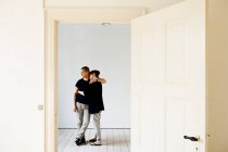 Casal abraçando em nova casa — Fotografia de Stock
