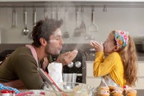 Батько і дочка готують — стокове фото