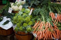 Coliflores frescas y zanahorias maduras - foto de stock