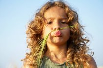 Mädchen mit Weizen im Gesicht — Stockfoto