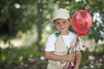 Мальчик с красными выходами из сети — стоковое фото