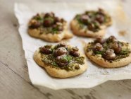 Pâtisseries pesto champignons — Photo de stock