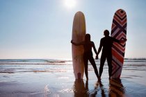 Пара стоящих на пляже — стоковое фото