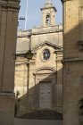 Osservando la Chiesa, Vittoriosa, Malta — Foto stock