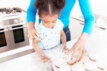 Madre e figlia cottura insieme — Foto stock