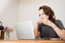 Donna d'affari che utilizza il computer portatile alla scrivania — Foto stock