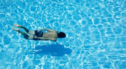 Vista aerea dell'uomo che nuota in piscina — Foto stock