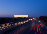 Vista de lapso de tiempo del tráfico de la Autobahn por la noche - foto de stock