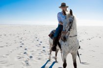 Passeios a cavalo na areia — Fotografia de Stock