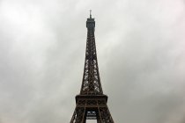 Вид снизу на Эйфелеву башню — стоковое фото