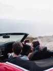 Ehepaar sitzt in offenem Auto — Stockfoto