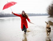 Молода жінка тримає парасольку — стокове фото