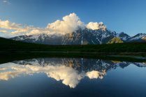 Espejo del lago imagen de la montaña Ushba - foto de stock