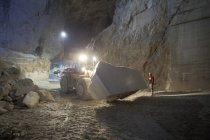 Operaio ed escavatore in cava di marmo — Foto stock