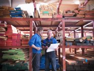 Lavoratori in negozio di legno in falegnameria — Foto stock