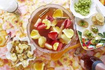 Bol à cocktail punch avec collations de fête — Photo de stock