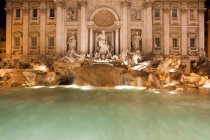 Veduta della Fontana di Trevi illuminata di notte — Foto stock