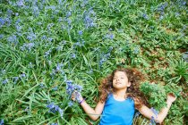 Дівчина лежить на полі квітів — стокове фото