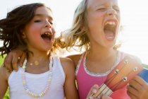 Girls singing together outdoors — Stock Photo